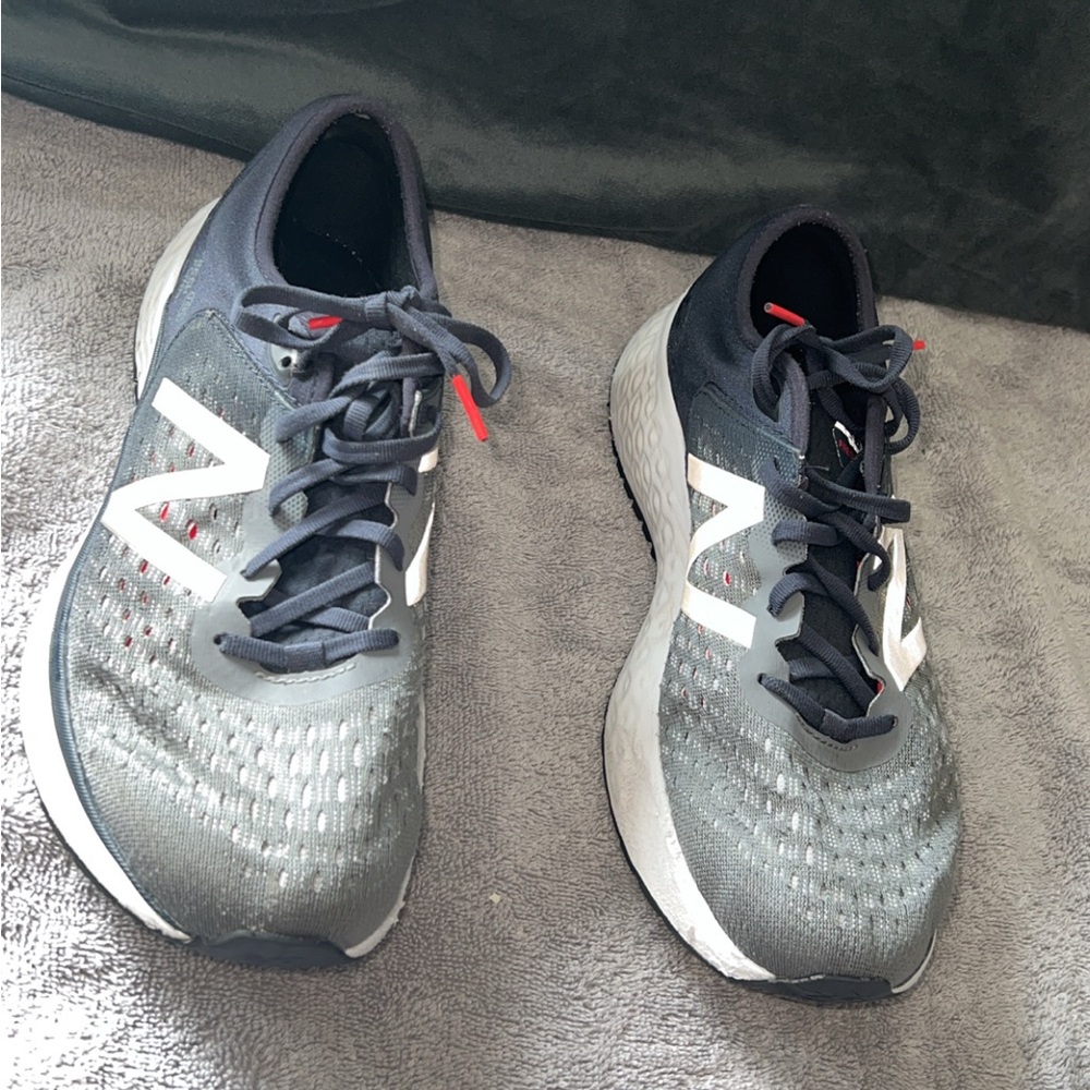 New Balance Men's Black and Gray Athletic Shoes